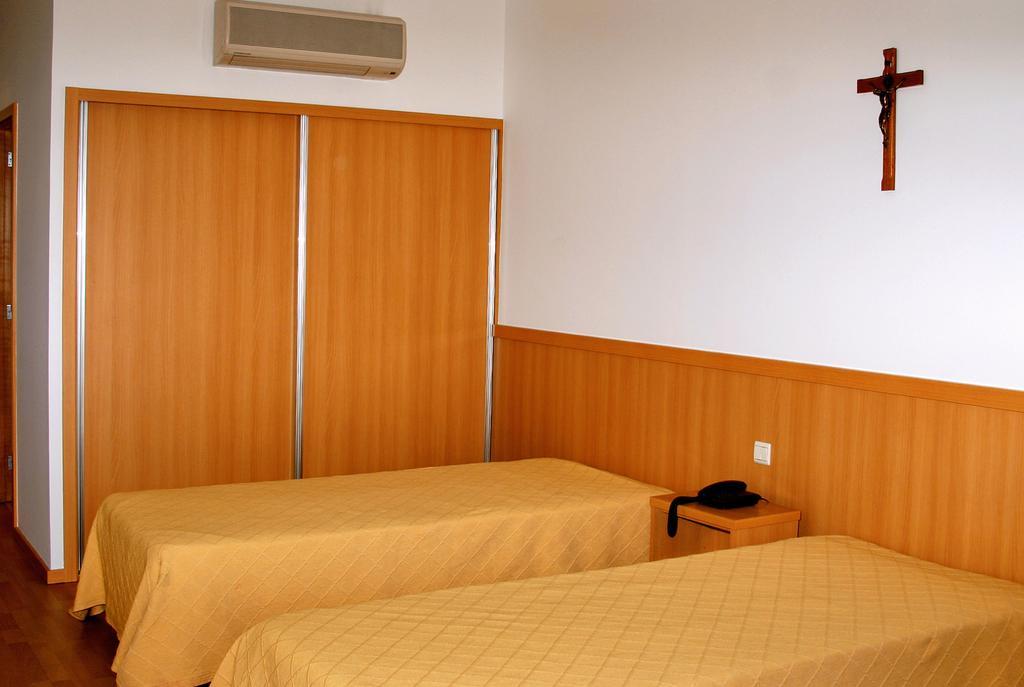 Casa De Retiros N. S. Perpetuo Socorro Hotel Guimarães Room photo